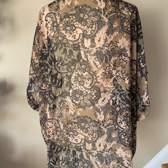 Charlee Tan and Black Floral Kimono Medium - Picture 7 of 7